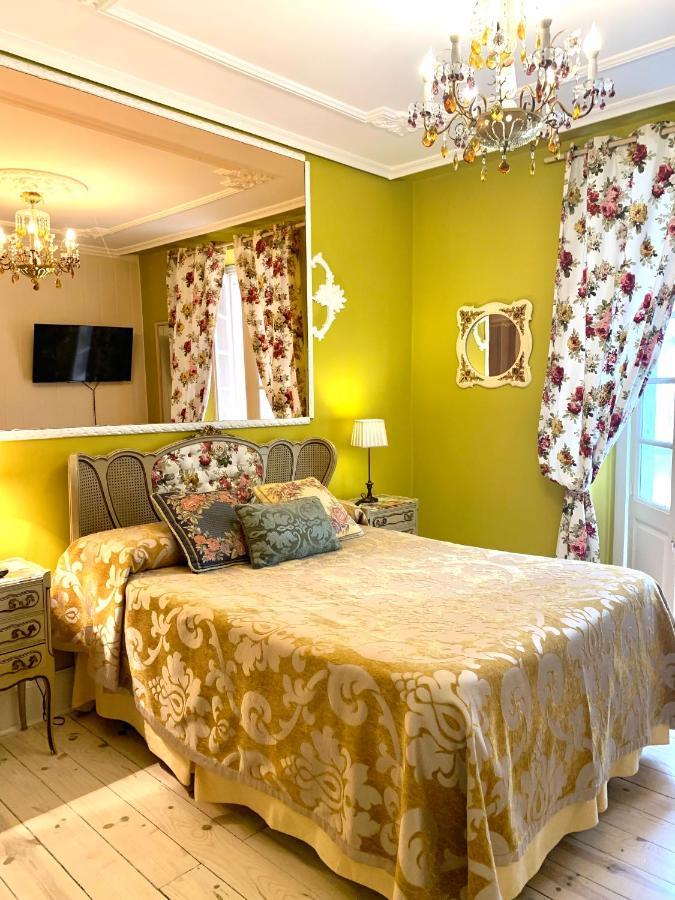 Hostal Boutique Puerta Del Sol Torrelavega Bagian luar foto