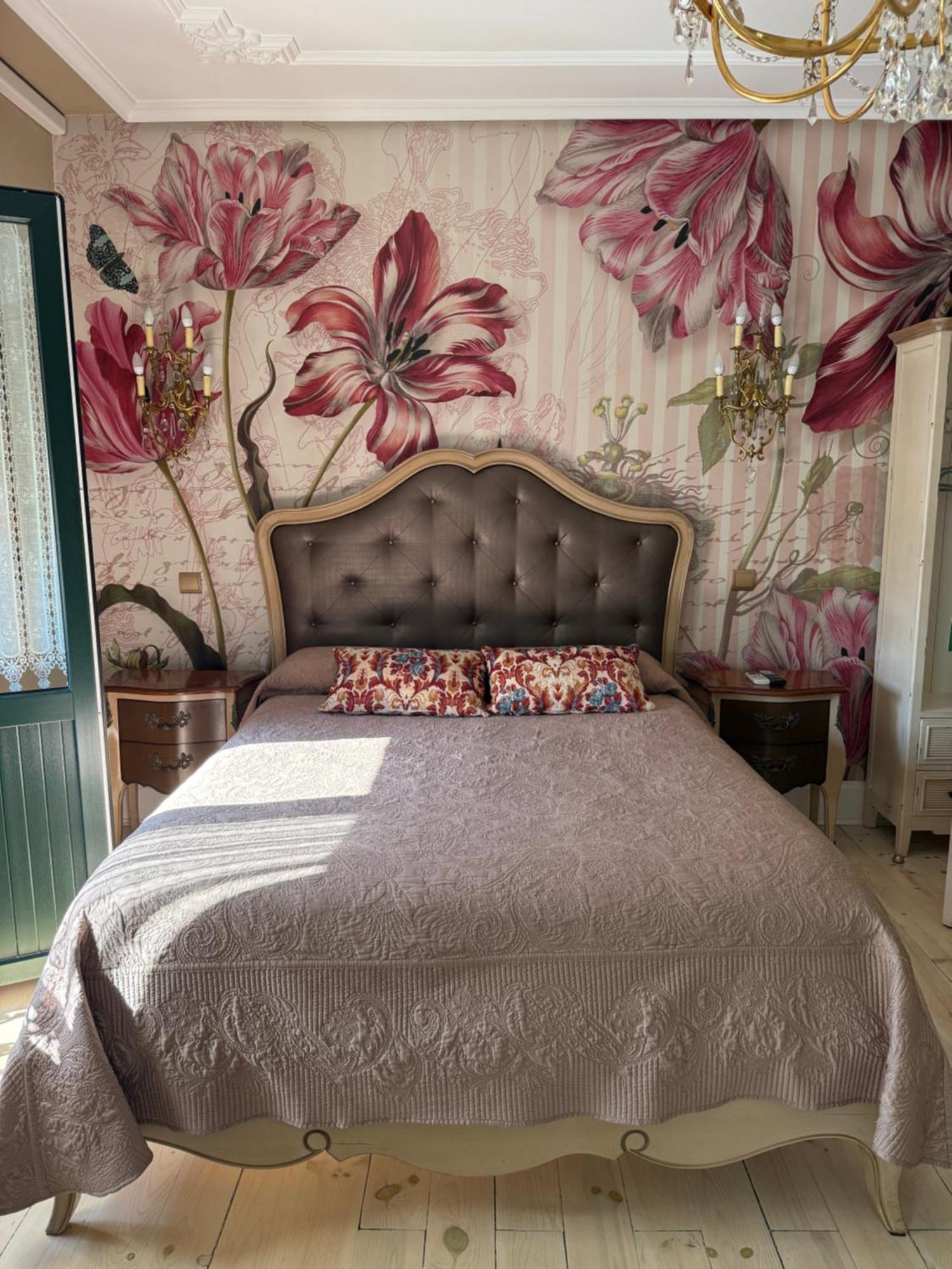Hostal Boutique Puerta Del Sol Torrelavega Bagian luar foto