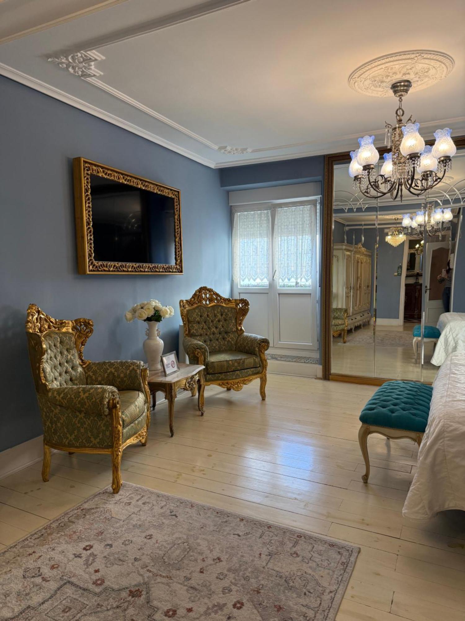 Hostal Boutique Puerta Del Sol Torrelavega Bagian luar foto