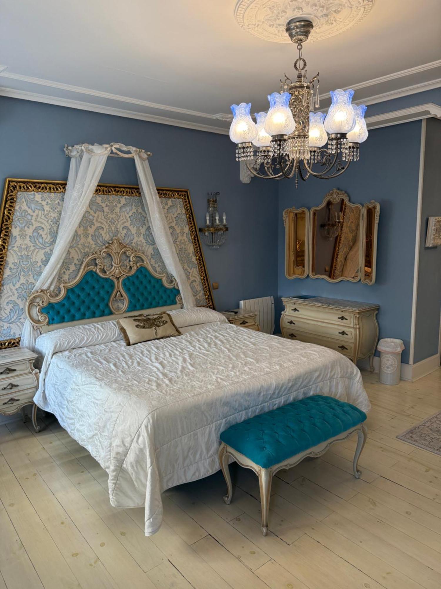 Hostal Boutique Puerta Del Sol Torrelavega Bagian luar foto