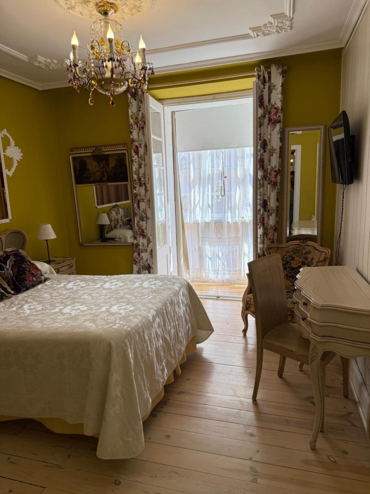 Hostal Boutique Puerta Del Sol Torrelavega Bagian luar foto
