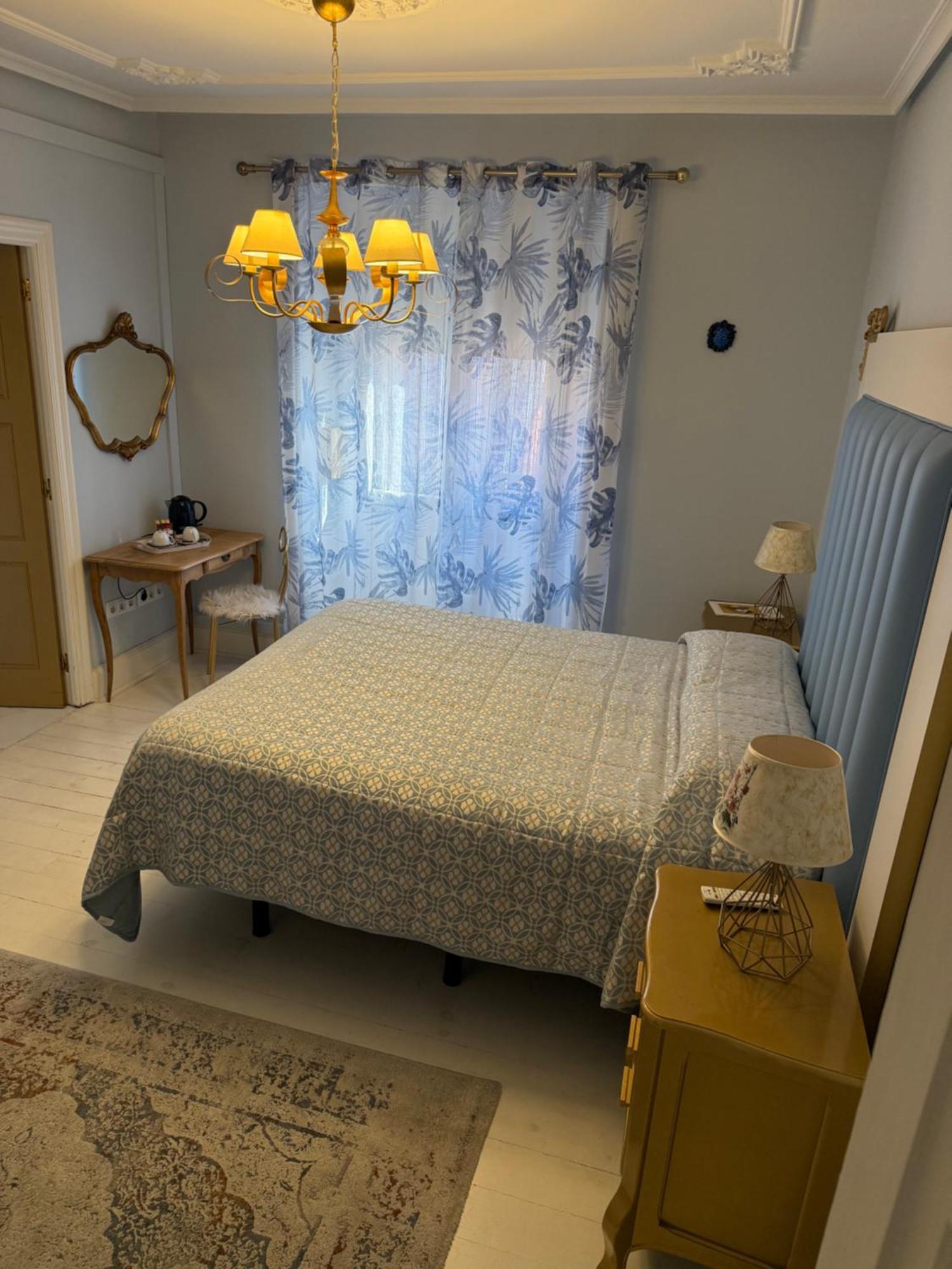 Hostal Boutique Puerta Del Sol Torrelavega Bagian luar foto